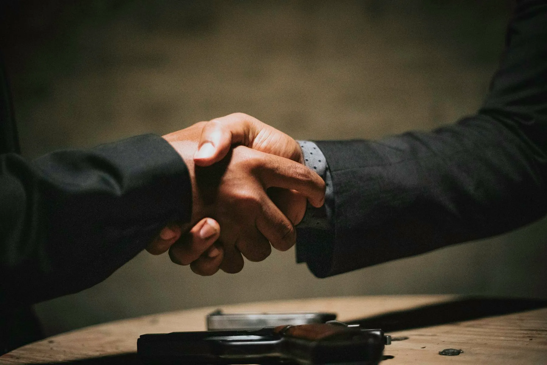 Apretón de manos entre dos hombres de negocios