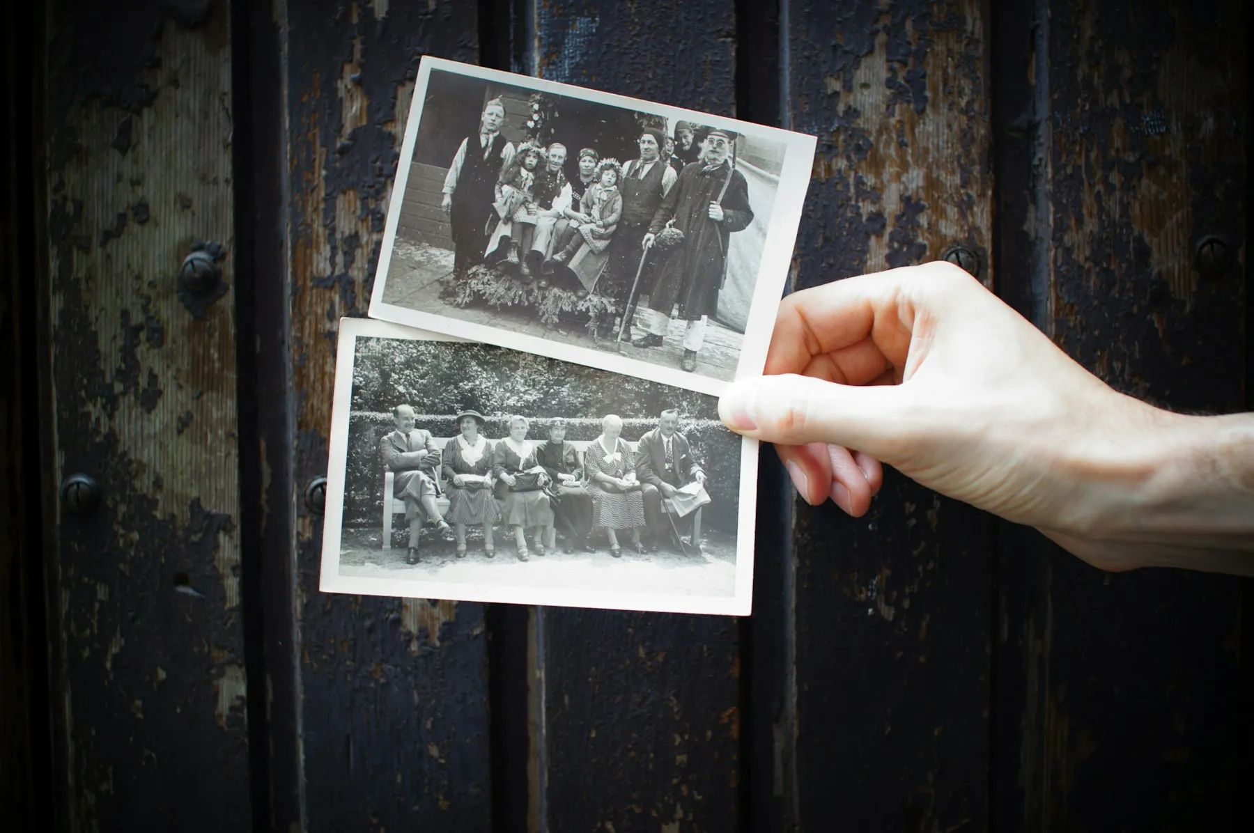 Mano sosteniendo fotografías familiares antiguas