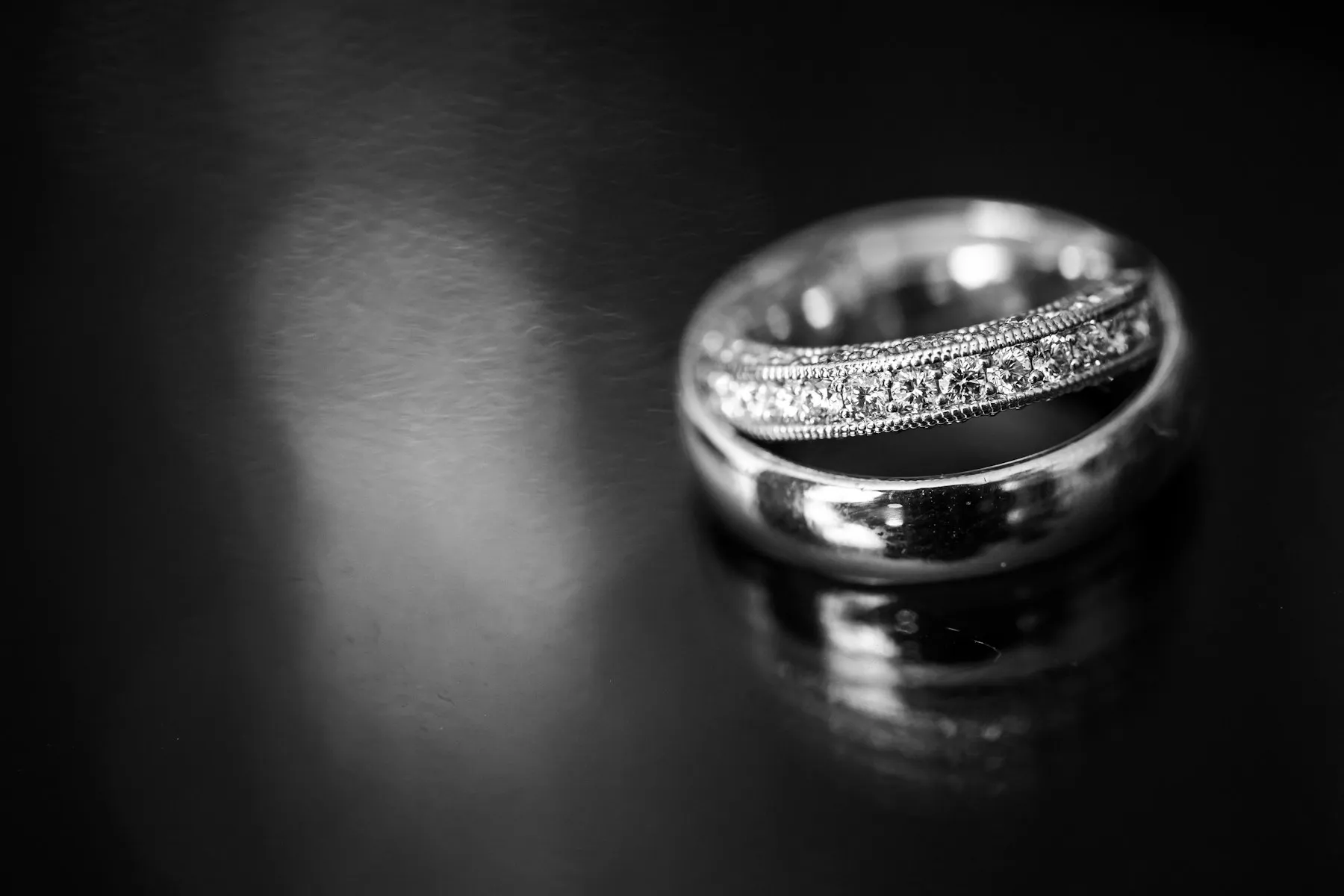 Anillo de compromiso sobre fondo oscuro