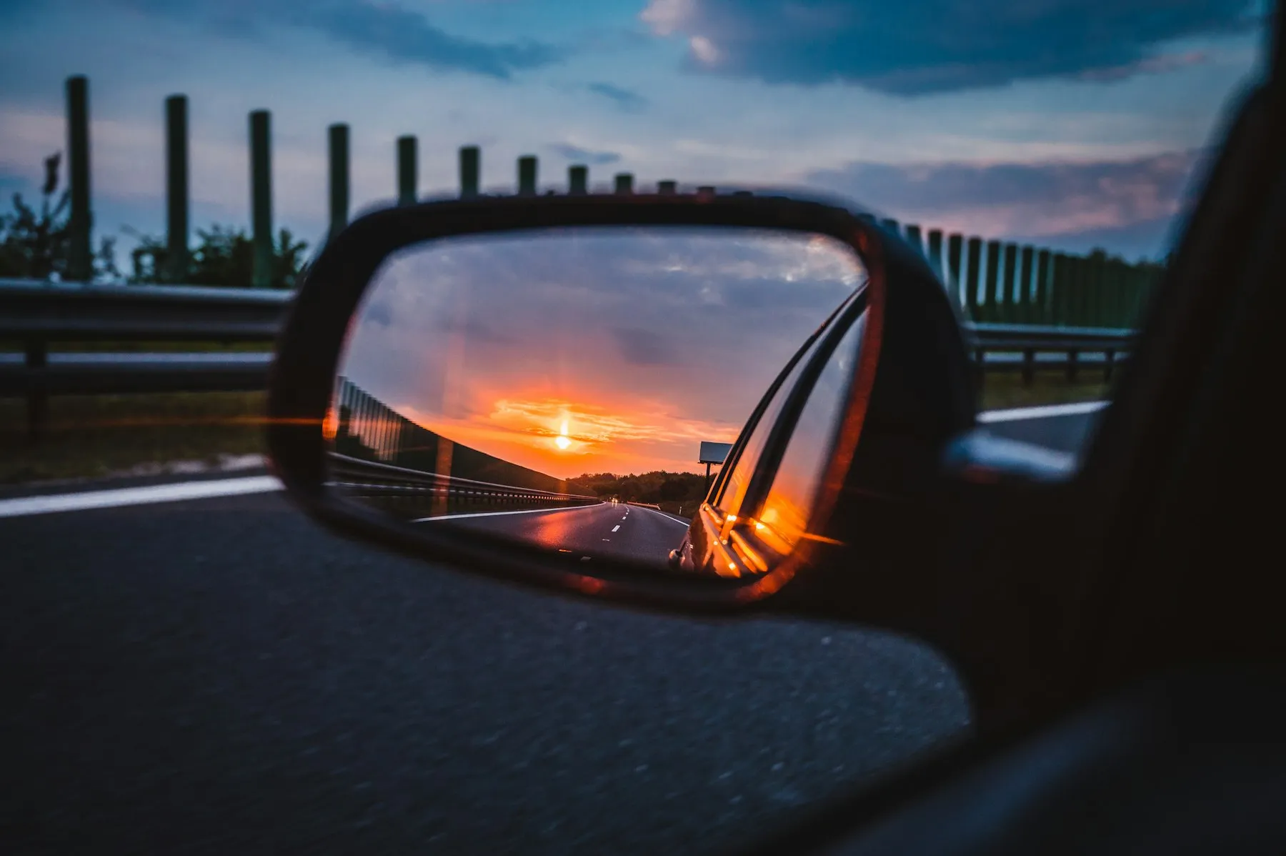 Retrovisor de un coche durante un seguimiento por carretera