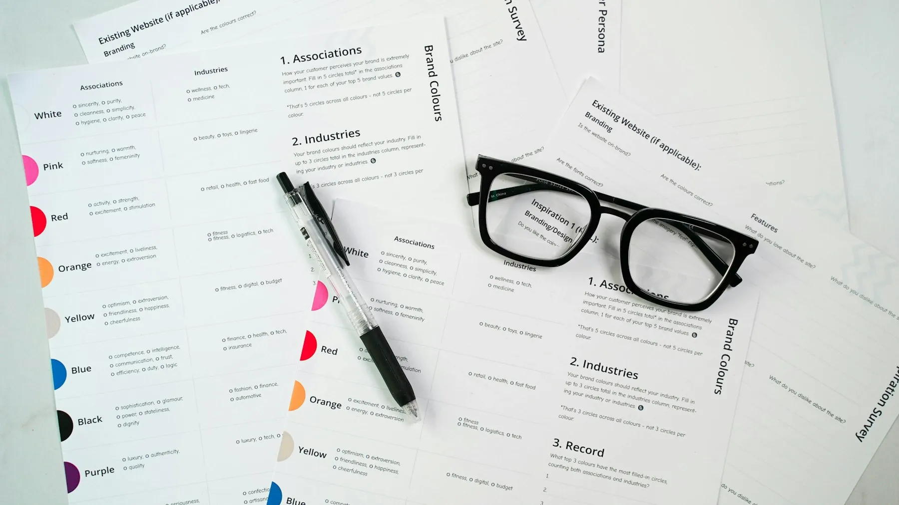 Currículums y gafas sobre una mesa de selección de personal