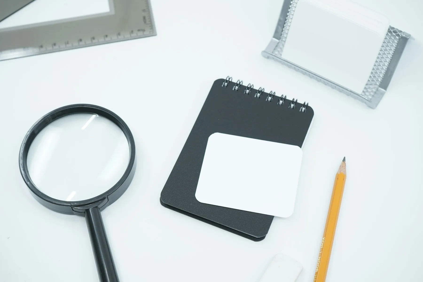 Lupa sobre documentos de una investigación